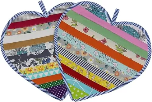 2Pcs Heart-Shaped Fabric Patchwork Mats Pot Holders for Kitchen, 100% Cotton Heat Resistant Pads with Hanging Loop, Decorative Potholder Anti-hot Table Mats Washable (10.5 x 10.5 Inch, 2PCS)