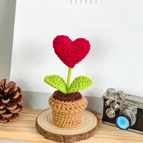 Cute Knitted Flower Plant, Kawaii Handmade Crochet Flowers, Small Potted Artificial Flower Plants, Desk Home Car Dashboard Decorations (Heart)